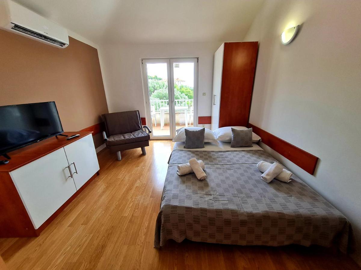Vila Maslina Apartments Mit Pool Und Garten Nahe Am Strand Tučepi Zewnętrze zdjęcie