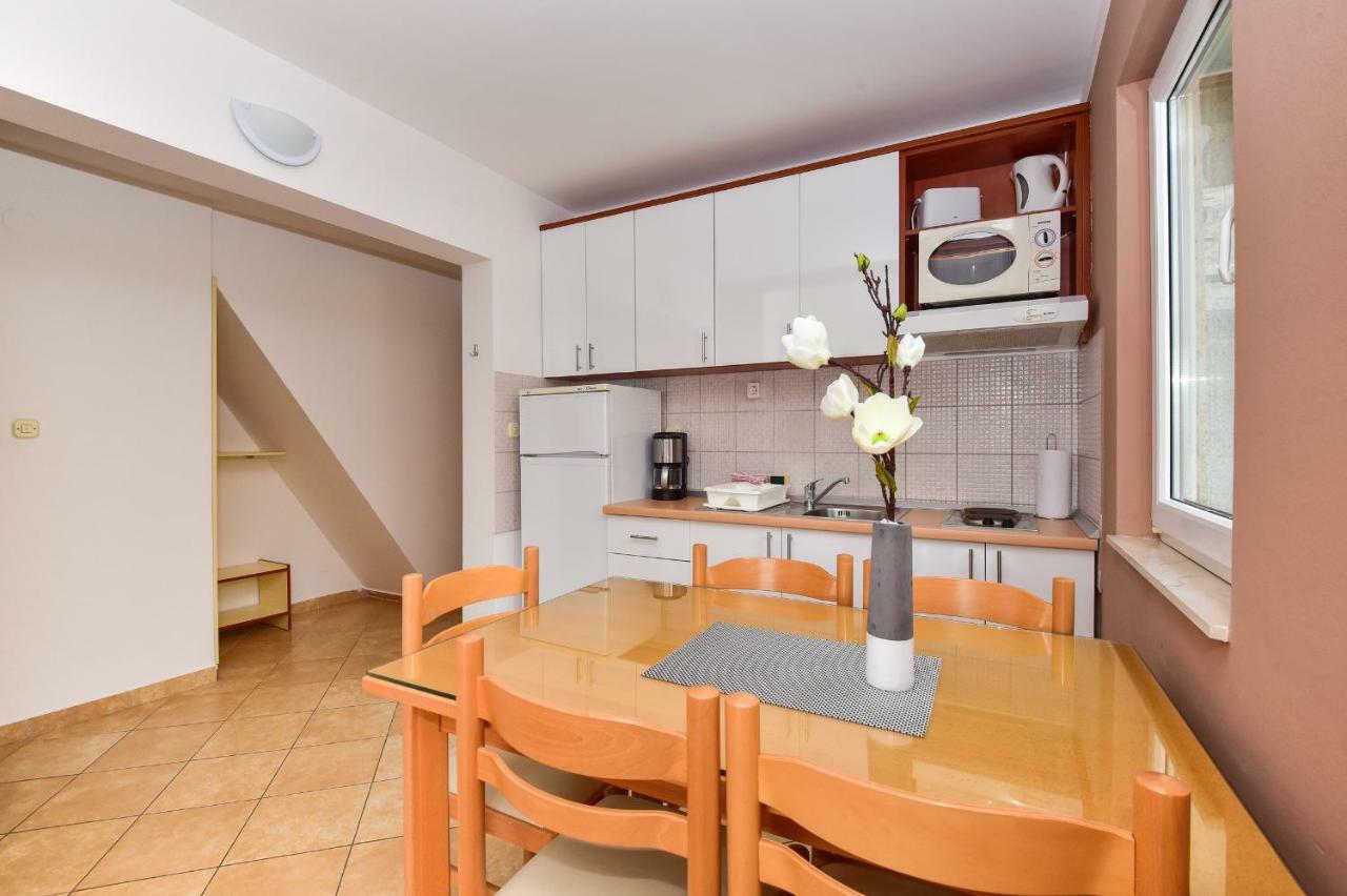Vila Maslina Apartments Mit Pool Und Garten Nahe Am Strand Tučepi Zewnętrze zdjęcie